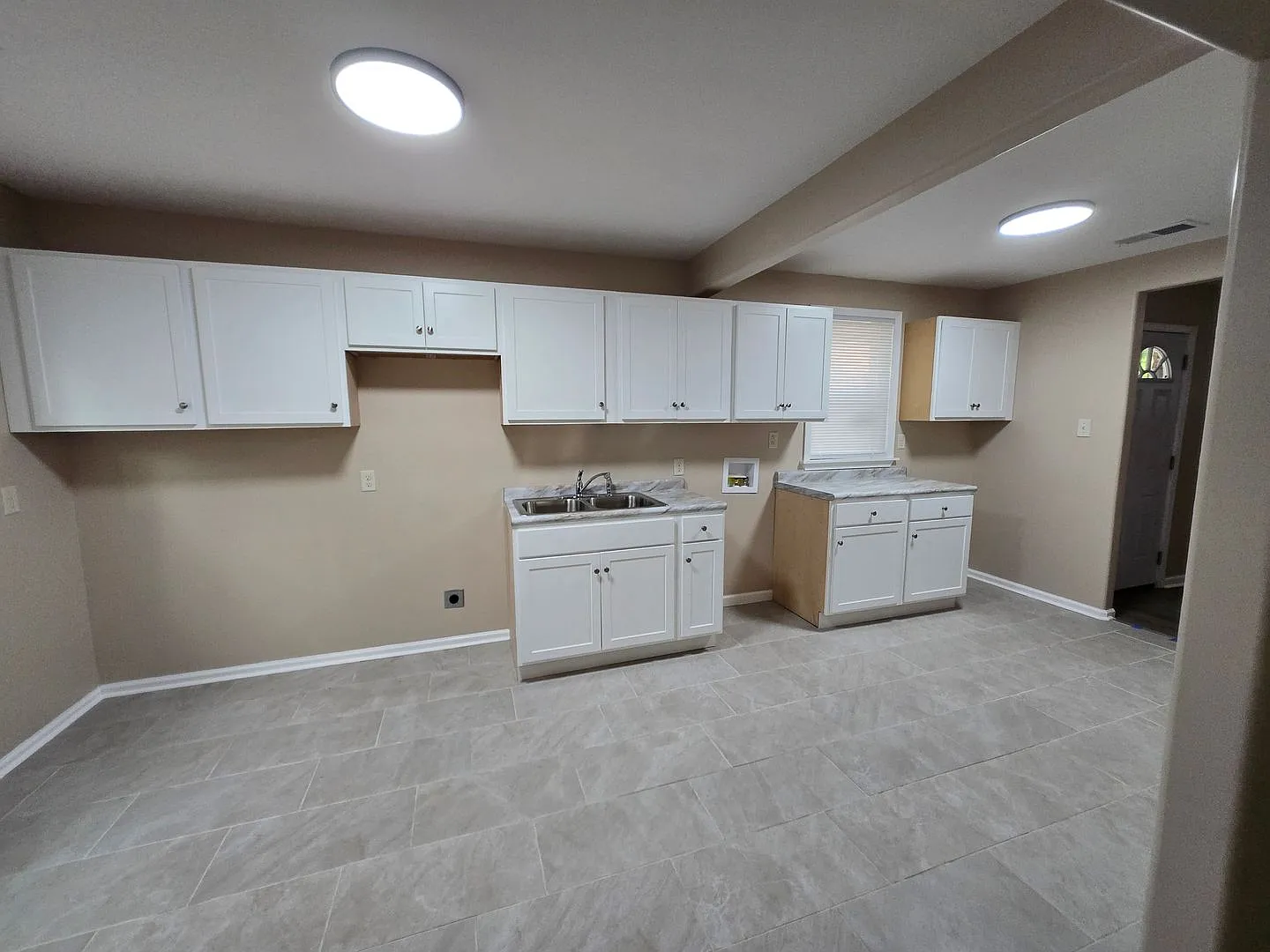 Newly renovated 3 bedroom, 2 bath home — Photo 4
