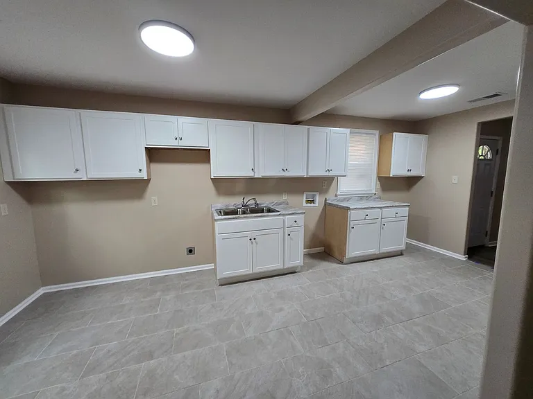 1947 Clovia Ln — Photo 4