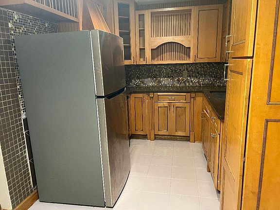 Newer kitchen cabinets and silestone counter tops