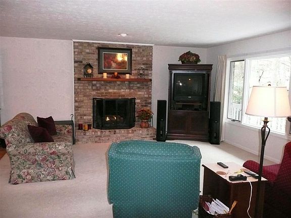 2nd image of 4 Creek Hollow Ln