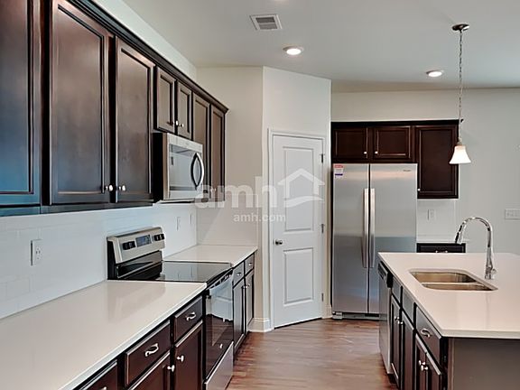 3rd image of 899 Carnaby Ln