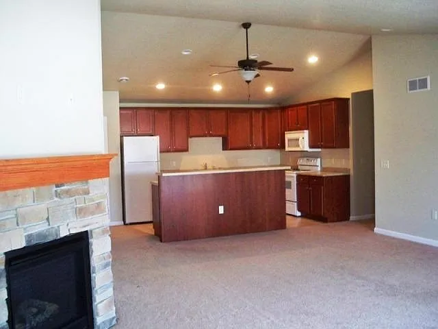 2 bed, 1322 sqft, $1,895 — Photo 4