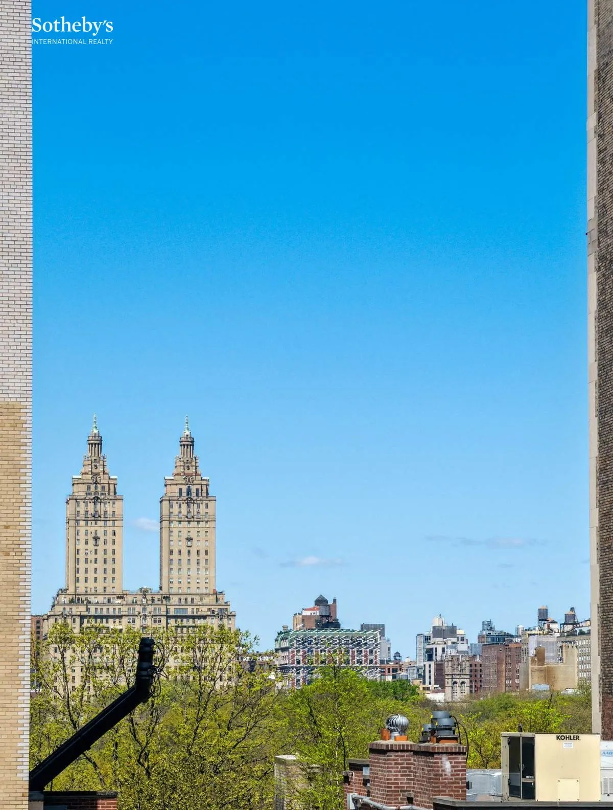 東李苑 生写真 後輩が渋谷のポスターに掲載されたのでいつものメンバーで写真を