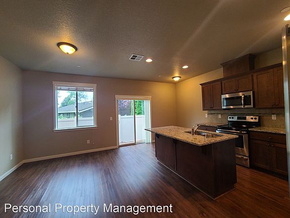 3rd image of 7629 NE 31st Cir