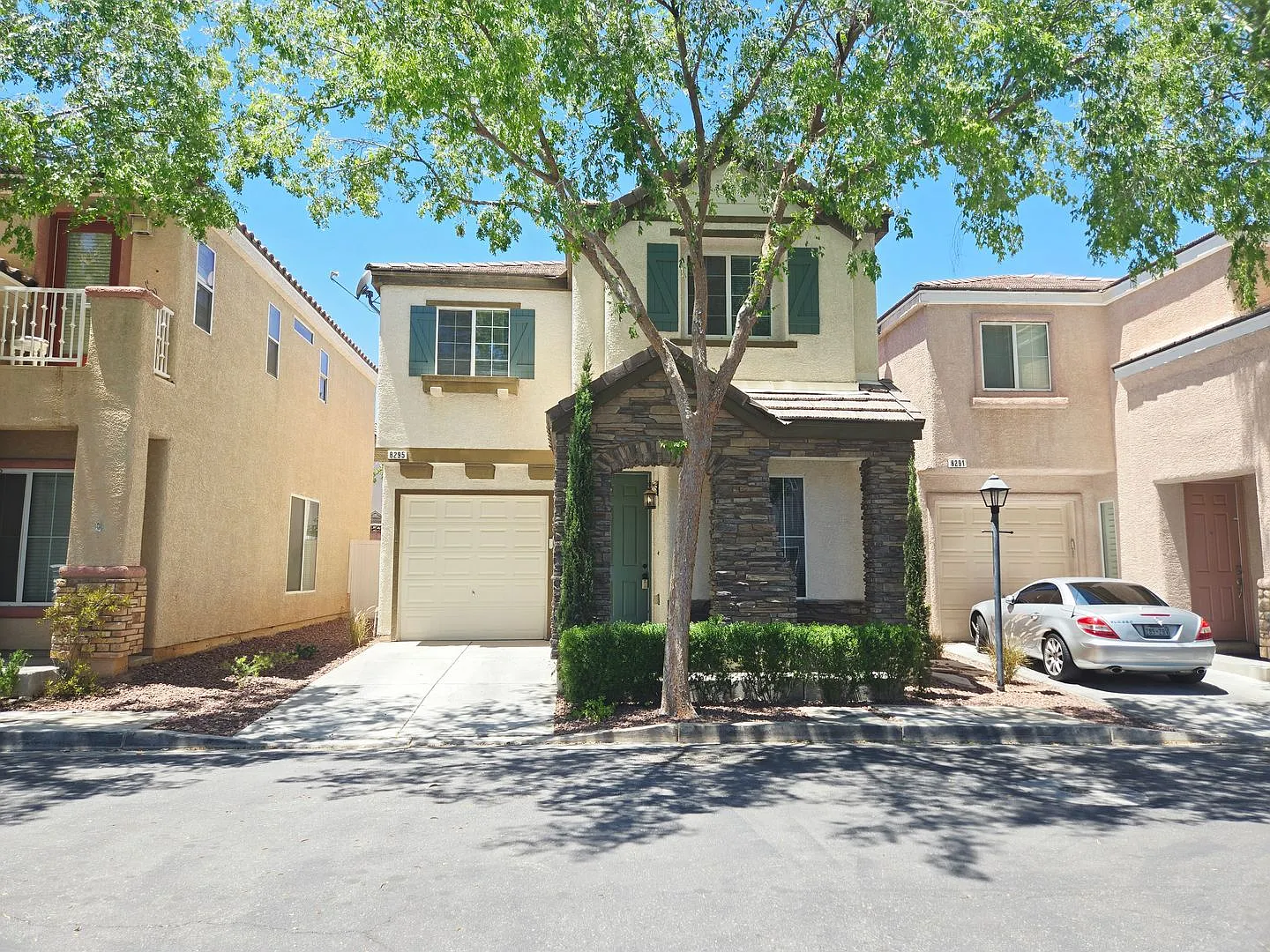 Charming 2 Bed/ 2 Bath Home With Loft Located In Lamplight Gardens! — Photo 2