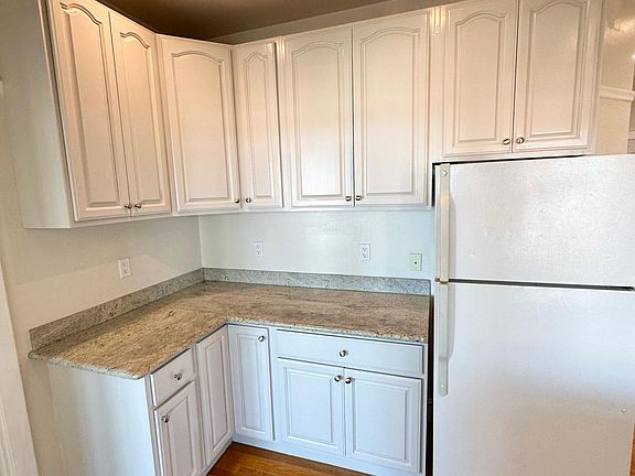 3rd image of 940 Bay St APT 18