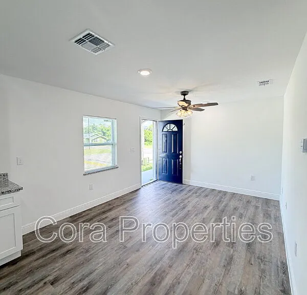 403 E Pearl St — Photo 3