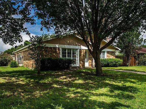 2nd image of 905 Navasota Dr