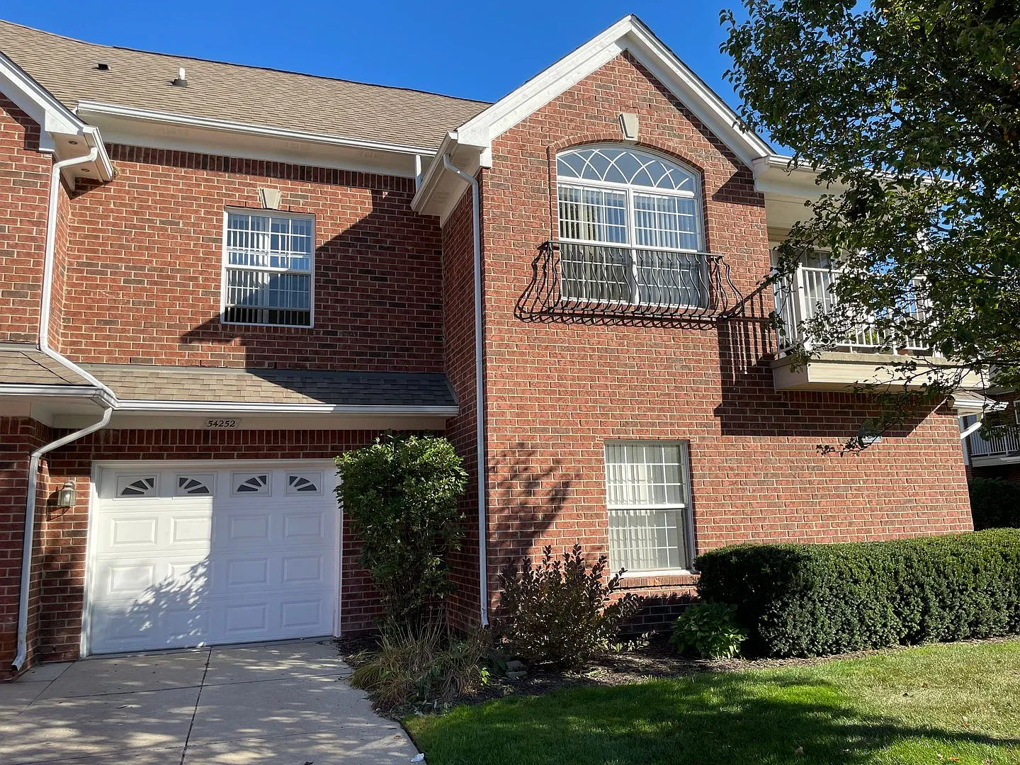 Shelby Twp 2-Br, 2-Ba With Attached Garage, Lower Unit, November Occupancy — Photo 1