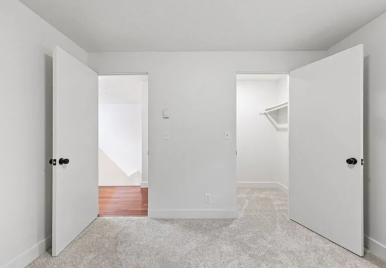 2105 Hawkins Ln — Photo 30