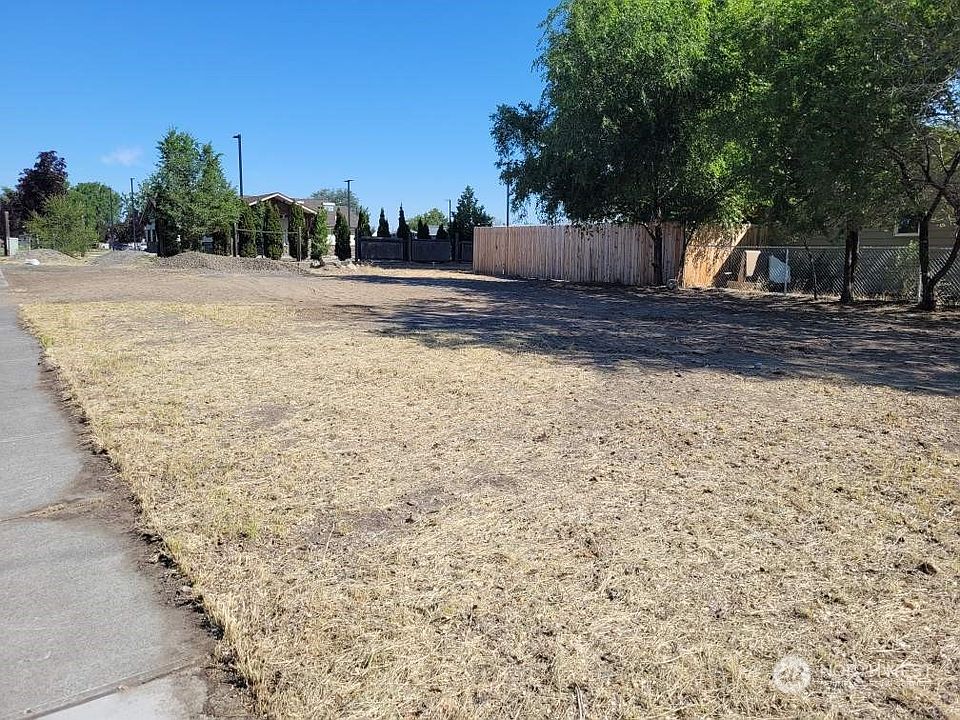 2nd image of 402 E Walnut Drive