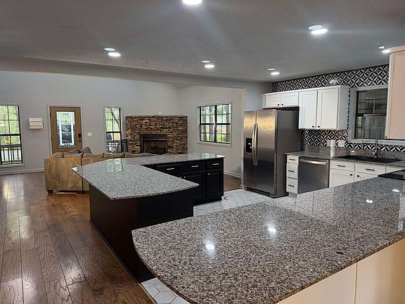 5th image of 245 Holiday Hills Ln