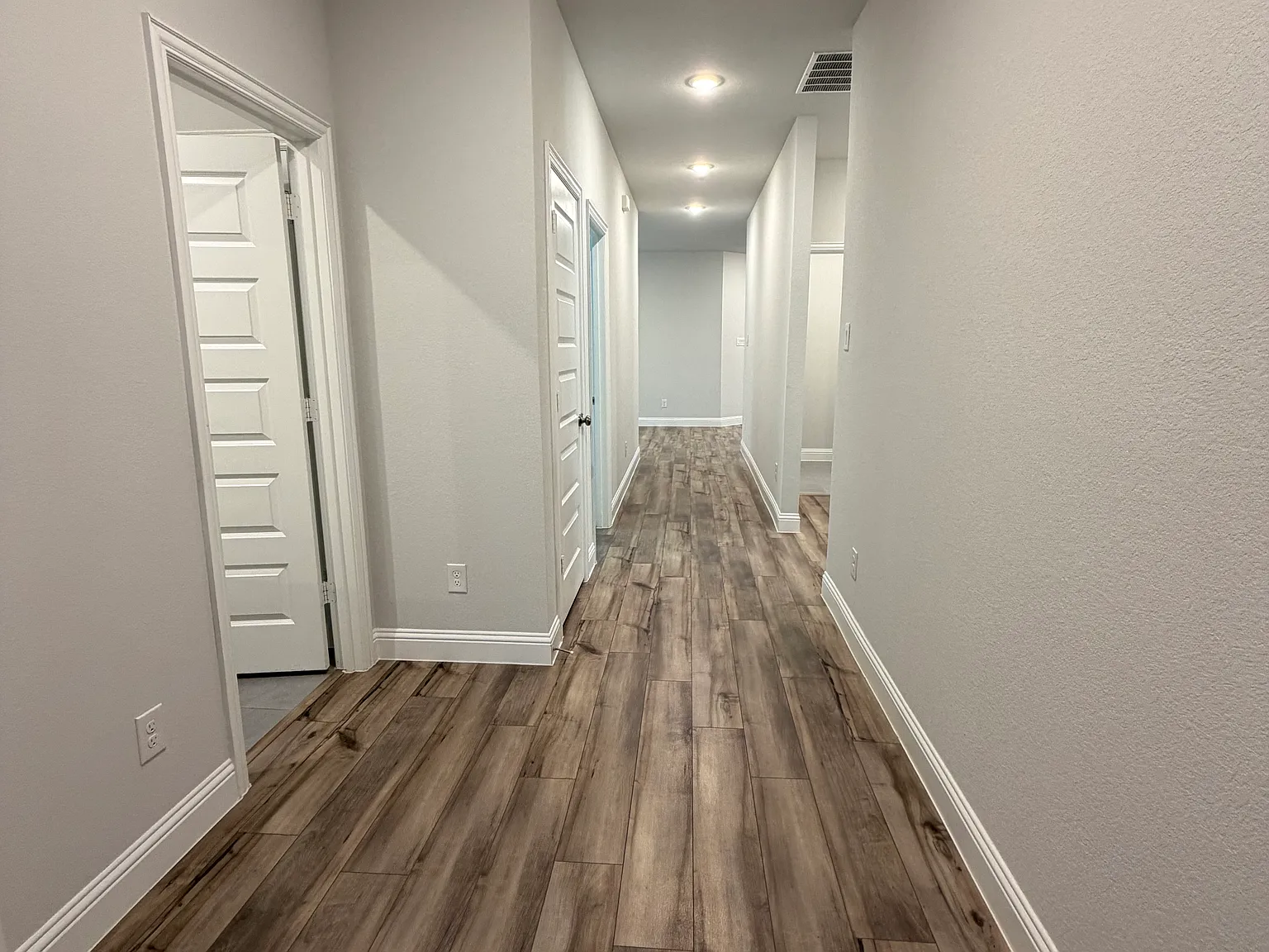4 bed, 1902 sqft, $2,200 — Photo 3
