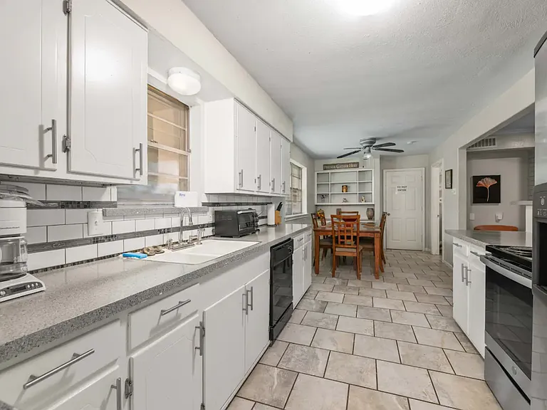 2719 Sharpview Ln — Photo 5