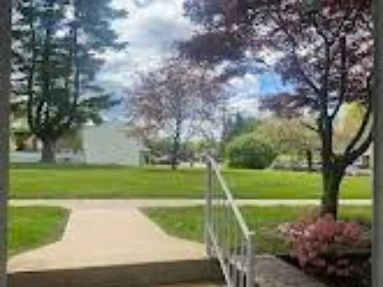 200 Maplewood Dr #2 — Photo 3