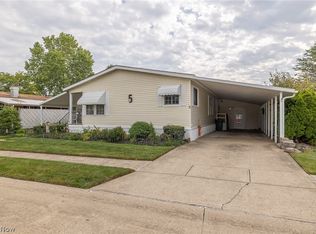 5 Concert Ct, Olmsted Falls, OH 44138