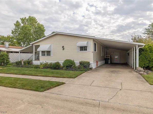 5 Concert Ct, Olmsted Falls, OH 44138