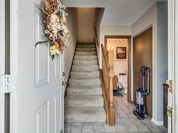 5th image of 424 Sandhurst Ln #424