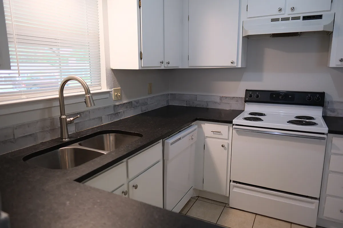 Building Photo - 4919 Lovell Ave #4919