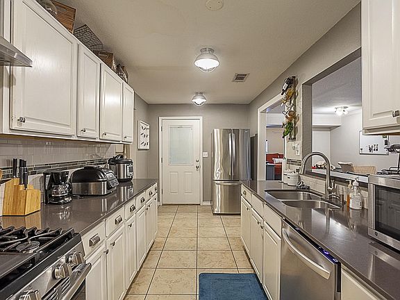 2nd image of 940 Columbia Cir