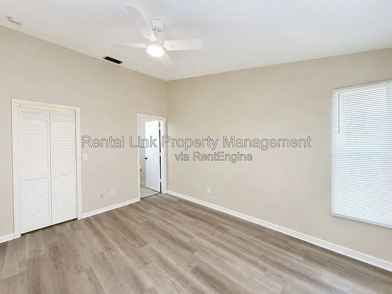 320 SW 3rd Pl #4 — Photo 12