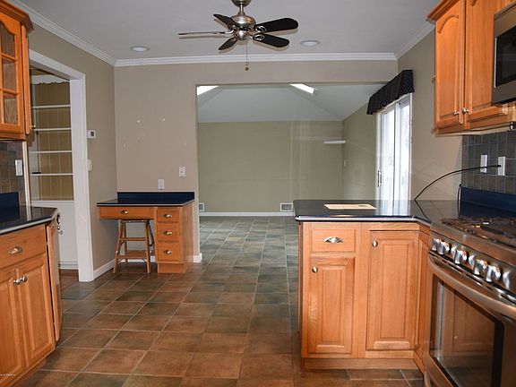 4th image of 1305 W Magnolia Ave