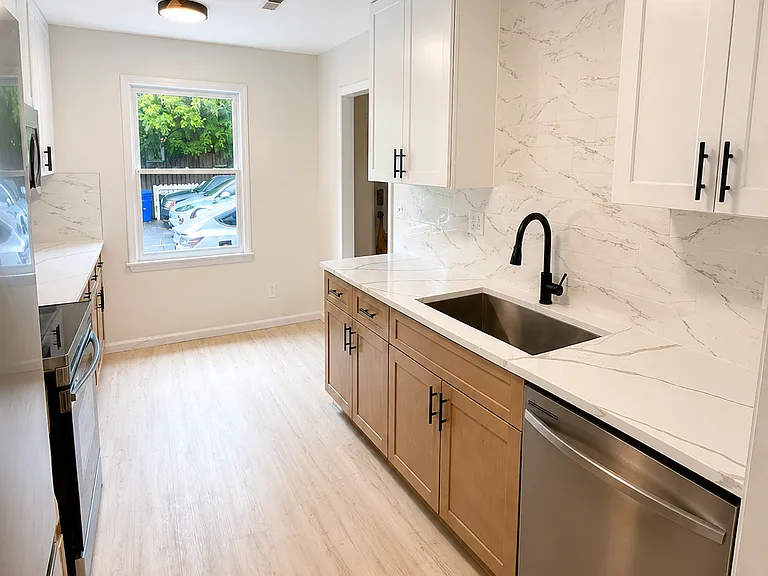 855 W 6th St #1 — Photo 3