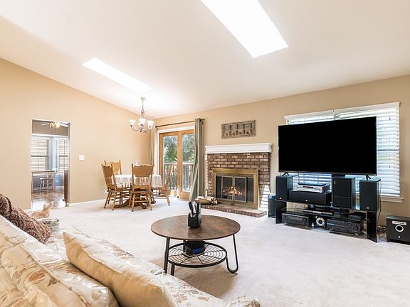 2nd image of 3072 Quincy Ln