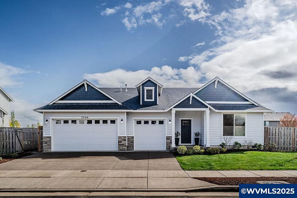 2266 Summit Dr NE photo 1