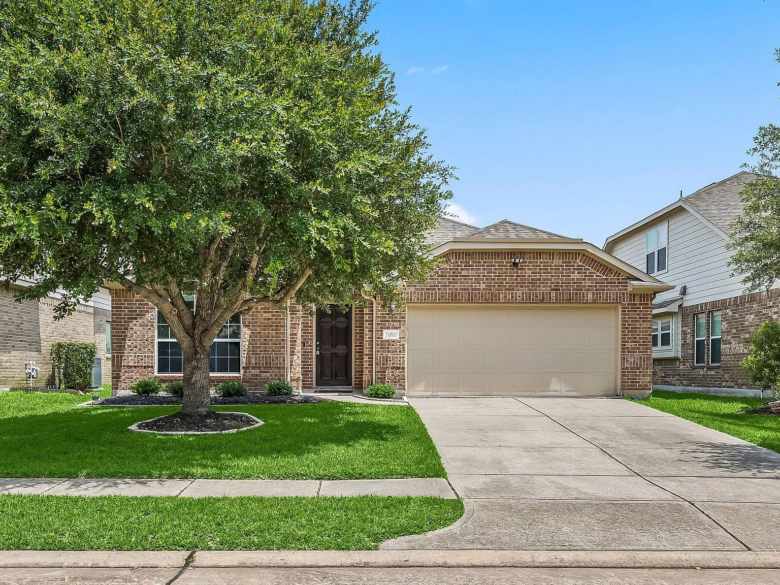 3 bed, 2.0 bath, 1886 sqft, $2,300 — Photo 1