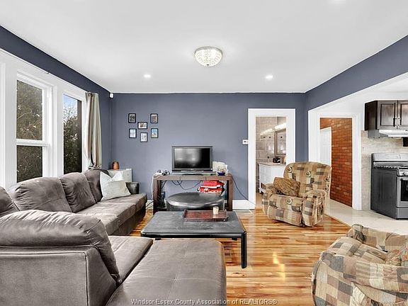 5th image of 3484 Peter St