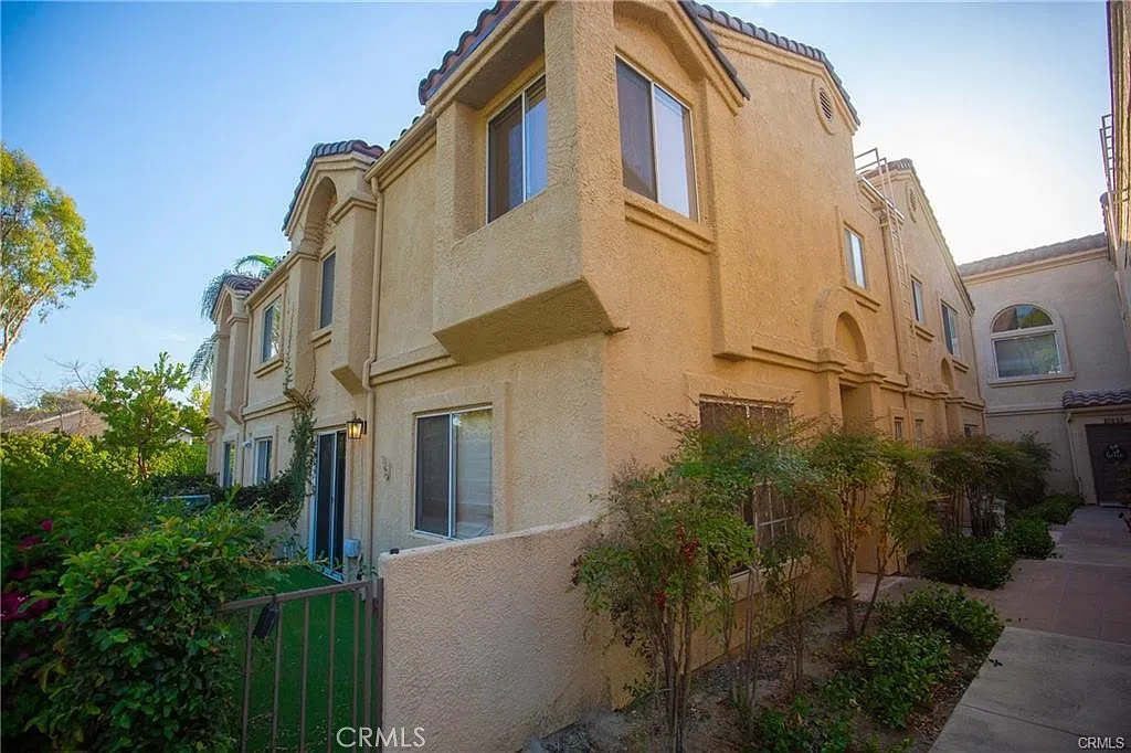 2 bed, 2.5 bath, 1048 sqft, $3,200 — Photo 1