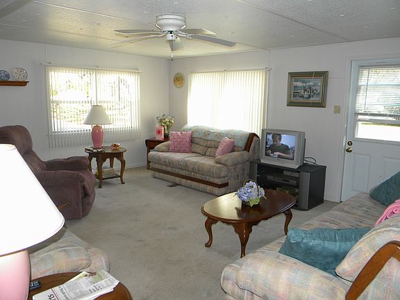 Living Room, Furniture Stays