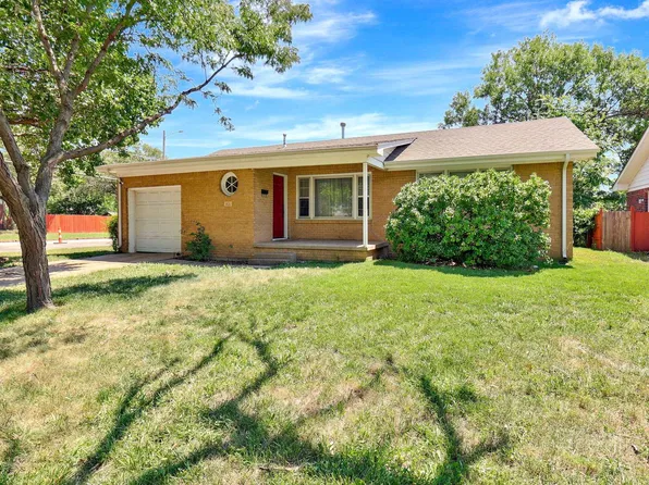 902 S Drury Ln, Wichita, KS 67207