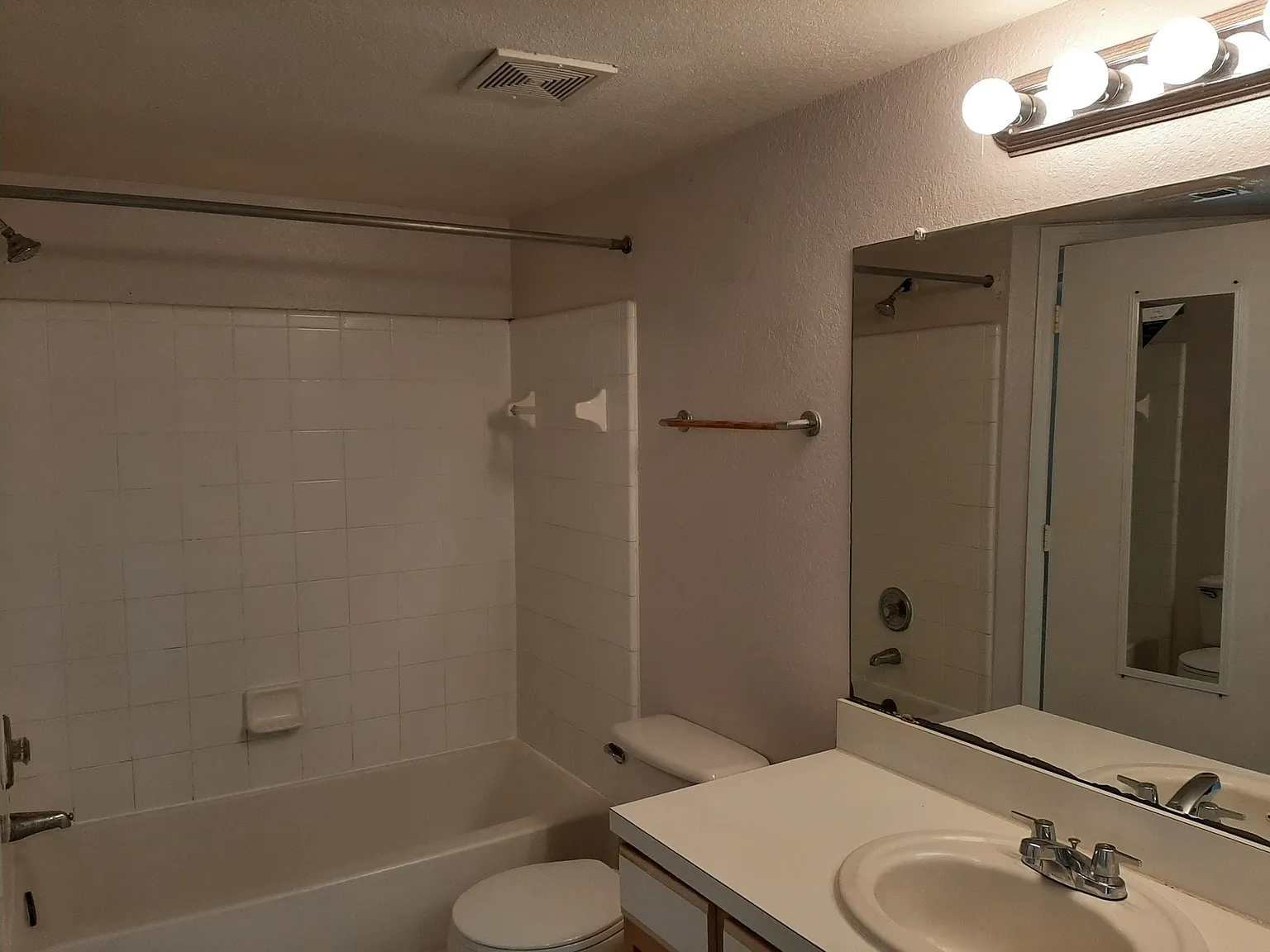 2210 Grand Cayman Ct — Photo 2
