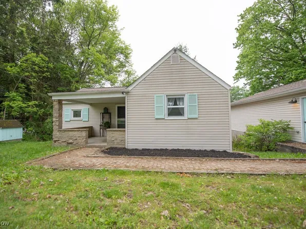 8015 Lake Dr SW, Sherrodsville, OH 44675