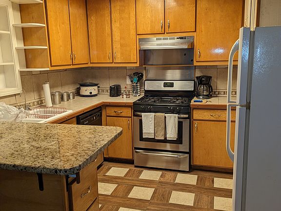2nd image of 1241 Hawthorn Dr #3