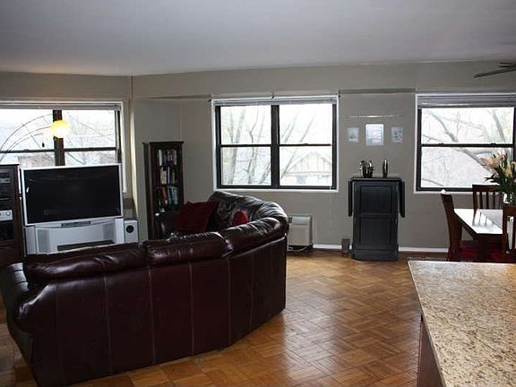 Living Room (great light)