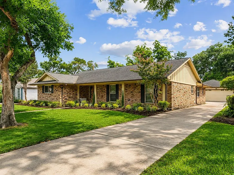 1810 Droxford Dr — Photo 2