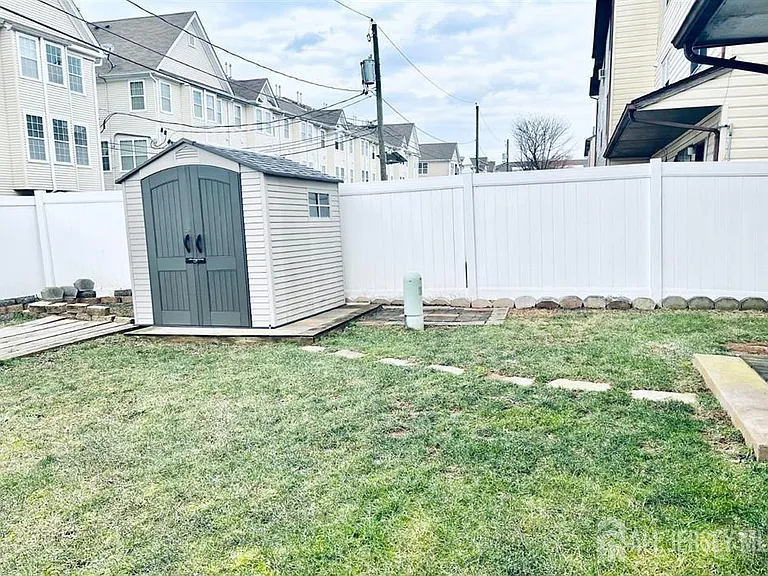 13 Essex St — Photo 5
