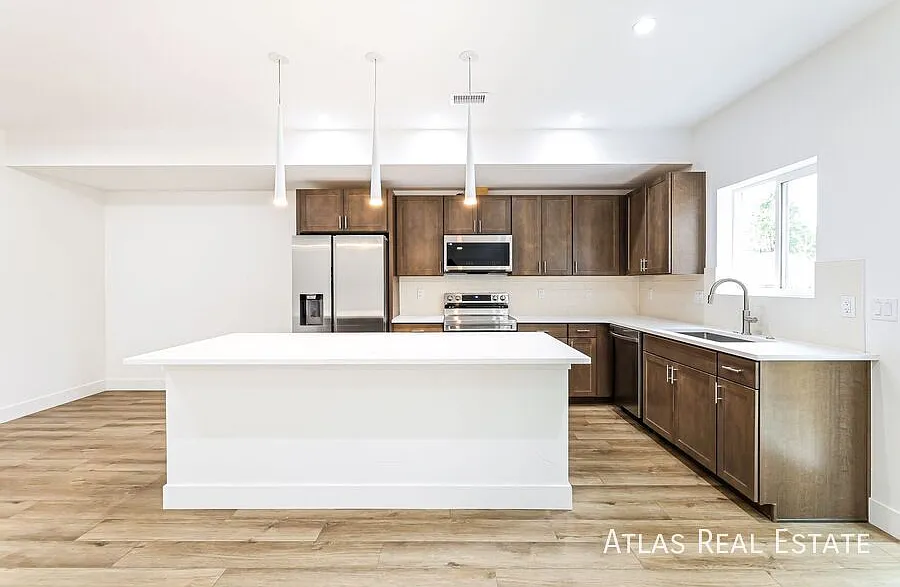 1-Month Free Rent!! Never-Lived-In 3bd/3ba In Denver Quartz Counters, Garage, Private Fenced Yard — Photo 4