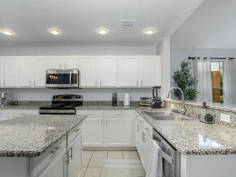9437 Goldenview Dr — Photo 7