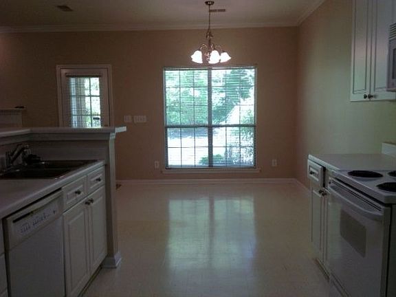 4th image of 824 Castlemaine Ct