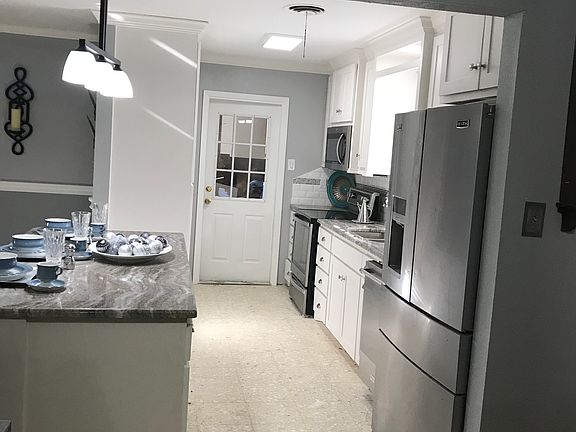 3rd image of 725 Burkshire Dr