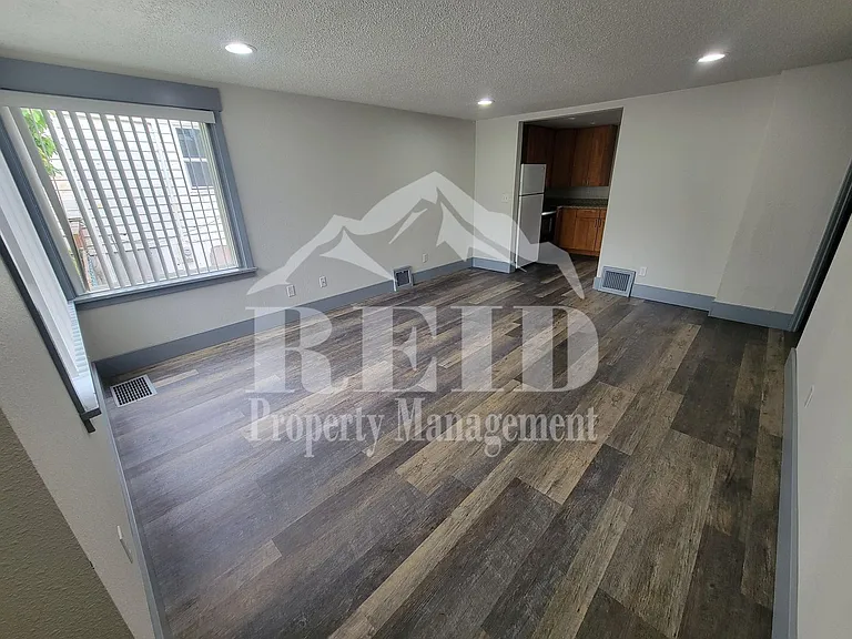 1212 Evans Ave W — Photo 3