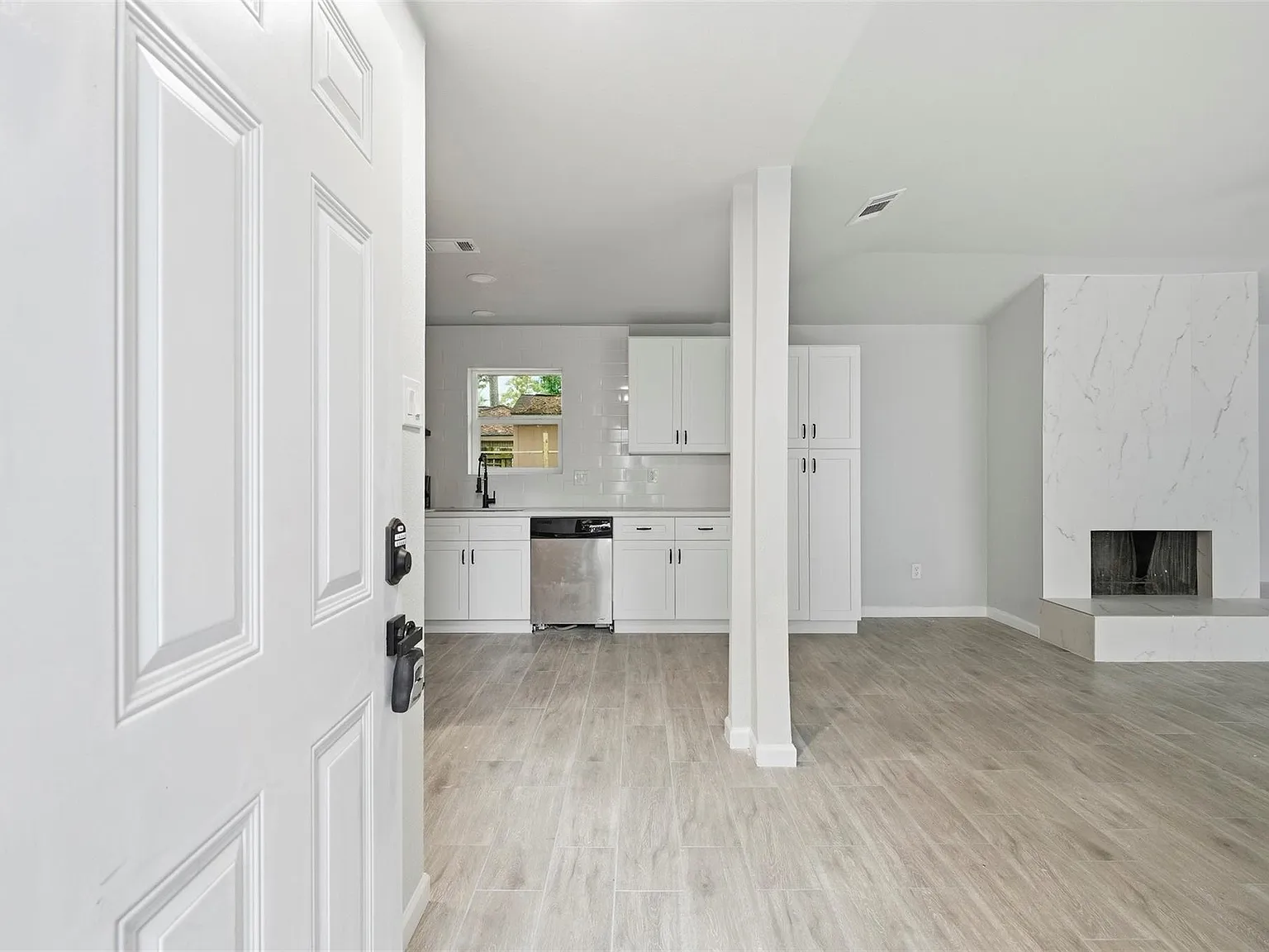 4 bed, 2.0 bath, 1764 sqft, $2,000 — Photo 3