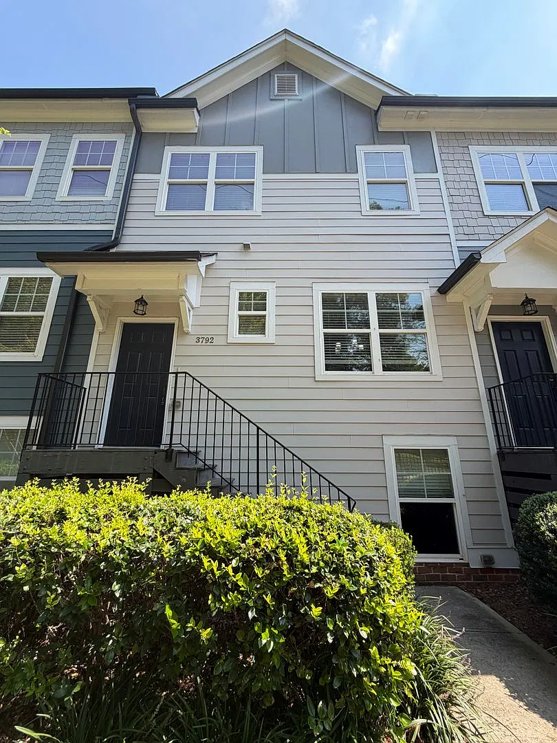 Upscale Town Home in an awesome location — Photo 1