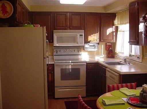 Eat-in-kitchen