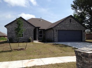 932 SW 12th St, Moore, OK 73160