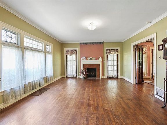 2nd image of 920 W Avenue D